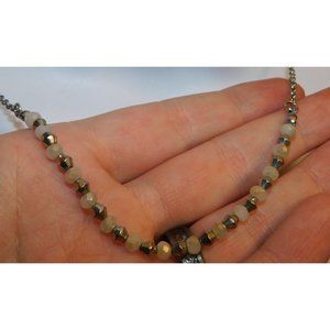 Elegant Beaded Necklace in Silver and Cream